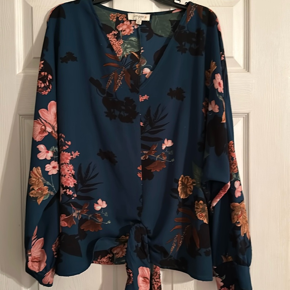 UMGEE women’s 2XL blouse, barely worn, smoke and pet free home.